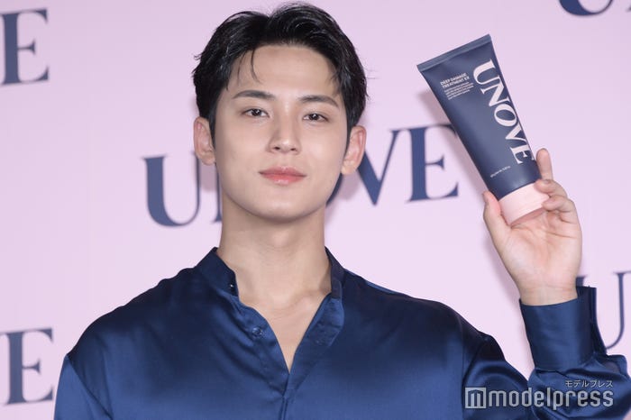 製品を掲げるミンギュ(C)モデルプレス