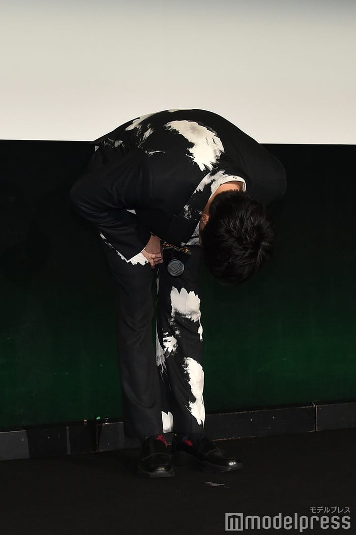 深々とお辞儀をする田中圭(C)モデルプレス