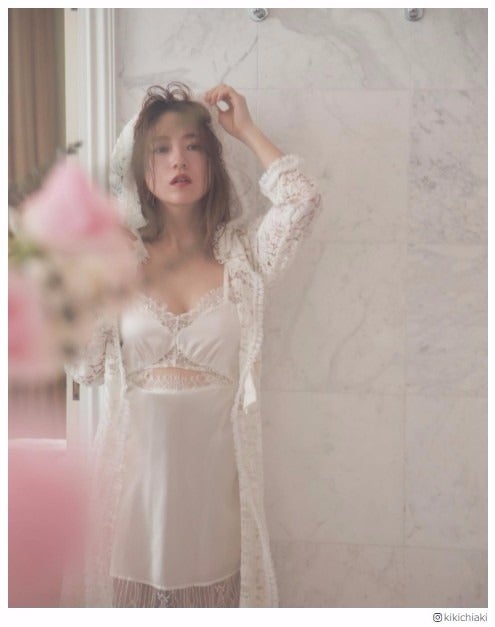 伊藤千晃、ランジェリー姿に「天使が舞い降りた」「国宝級に可愛い」と絶賛の声