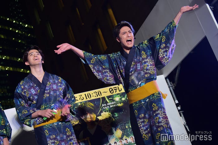 NEWSのライブに感化され、「2階席~!」と盛り上げる間宮祥太朗 (C)モデルプレス