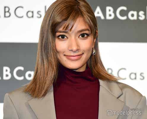 ローラ、すっぴんからのナチュラルメイクを披露 “ほくろメイク”にも注目<使用アイテム一覧>