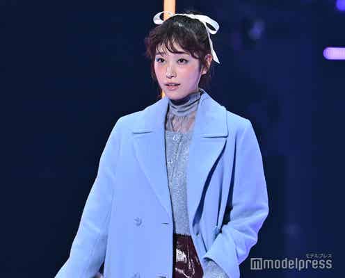 高橋ひかる、ロングコートから美脚のぞく ブルーメイクがキュート【TGC 2024 A/W】