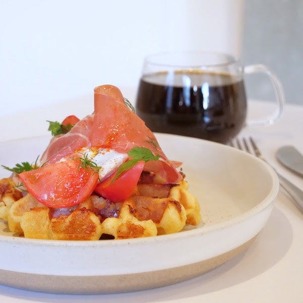 グリエール チーズワッフル + ブッラータチーズ＆プロシュート／画像提供：ブルーボトルコーヒージャパン