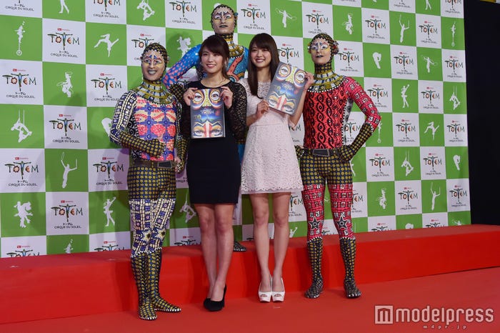 久松郁実(前列中左)と松元絵里花(前列中右)(C)モデルプレス