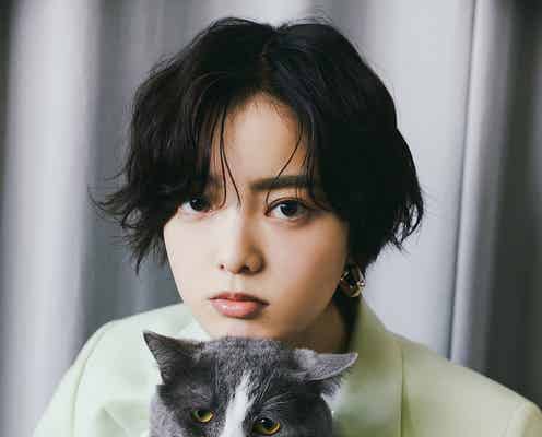 平手友梨奈、猫と“尊すぎる2ショット” 同世代に向け正直で誠実なインタビューも