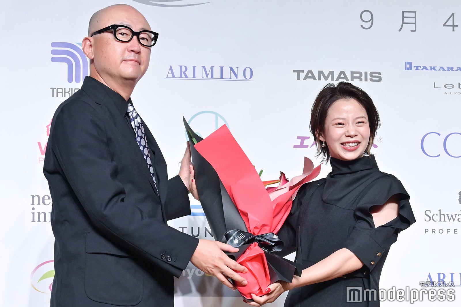 （右）高木菜那（C）モデルプレス