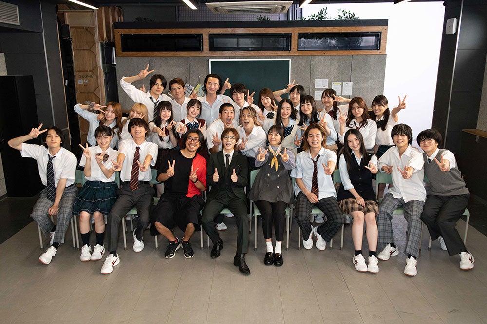 山田涼介（前列左から5番目）、木南晴夏（前列左から6番目）、瑠東東一郎監督（前列左から4番目）、絵都学園3年0組集合カット（C）フジテレビ