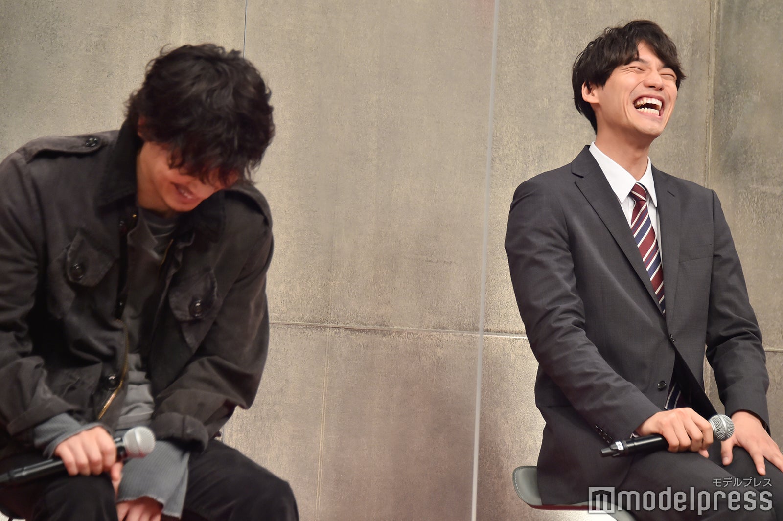 綾野剛のギャップを明かし笑う福士蒼汰 （C）モデルプレス