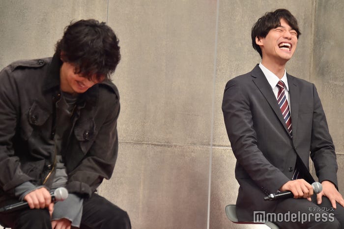 綾野剛のギャップを明かし笑う福士蒼汰 (C)モデルプレス