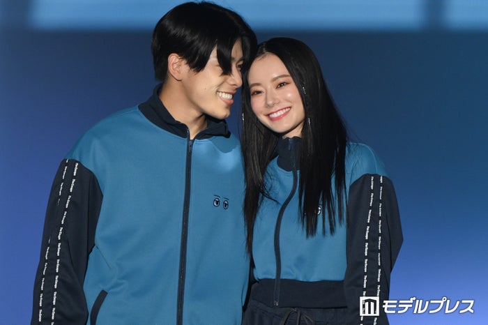 「TGC」で結婚発表のなこなこ、顔寄せ合い密着 なごみはミニ丈から美脚スラリ【TGC熊本2024】
