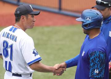 DeNA 現役引退のビシエドが相川監督に謝罪「本当に申し訳ない」異例のシーズン途中で現役引退「一緒に野球ができて光栄」