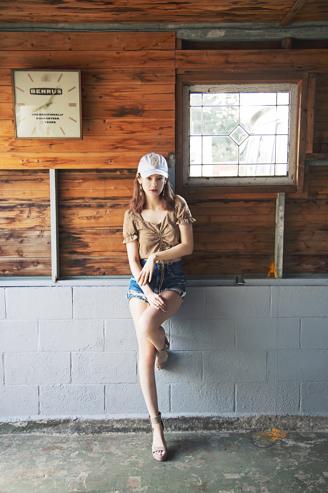 emma、ショーパンでほっそり美脚全開