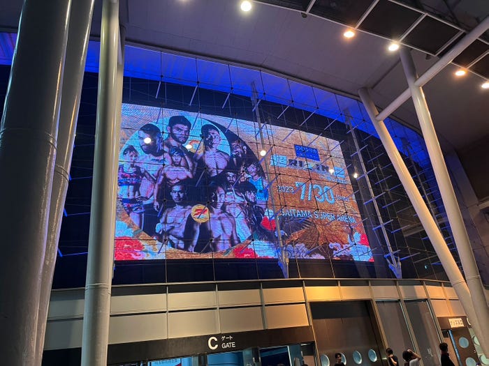 古敷谷宗「大観衆の中でのイベント」(提供写真)