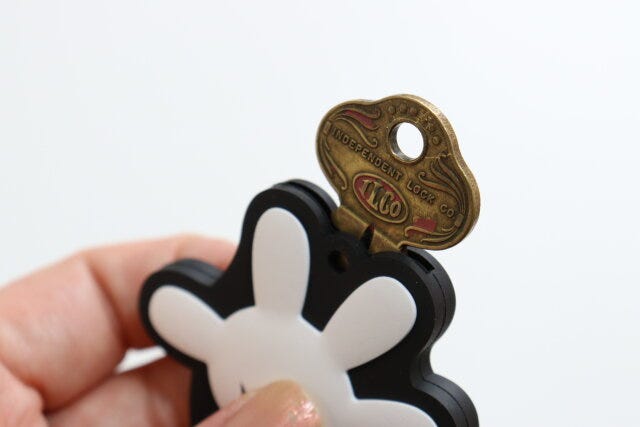 ダイソー　キーカバー（ミッキーハンド）　装着方法