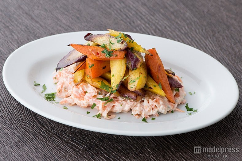 3色キャロットのロースト 松の実とヨーグルトのディップ／画像提供：WDI