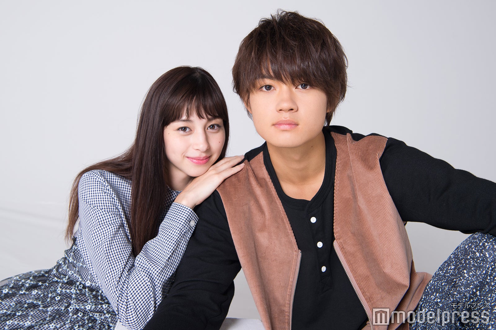 （左から）中条あやみ、佐野勇斗 （C）モデルプレス