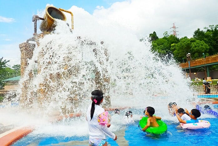 「アドベンチャーリバー」にある「勇気の聖杯」からは大量の水が落ちてきます