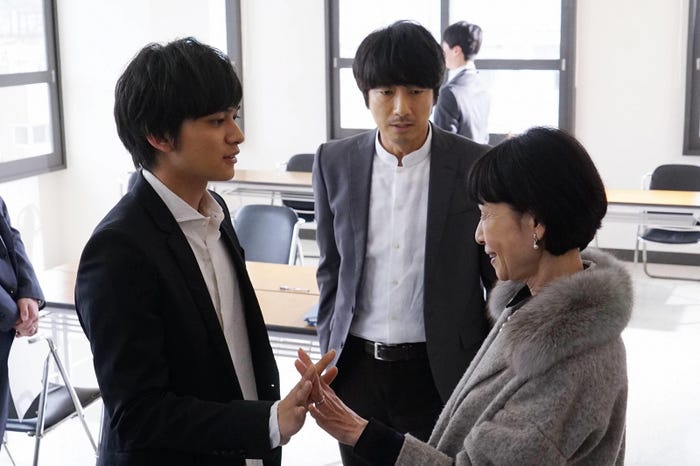 北村匠海、眞島秀和、田島令子/「隣の家族は青く見える」最終話より(C)フジテレビ