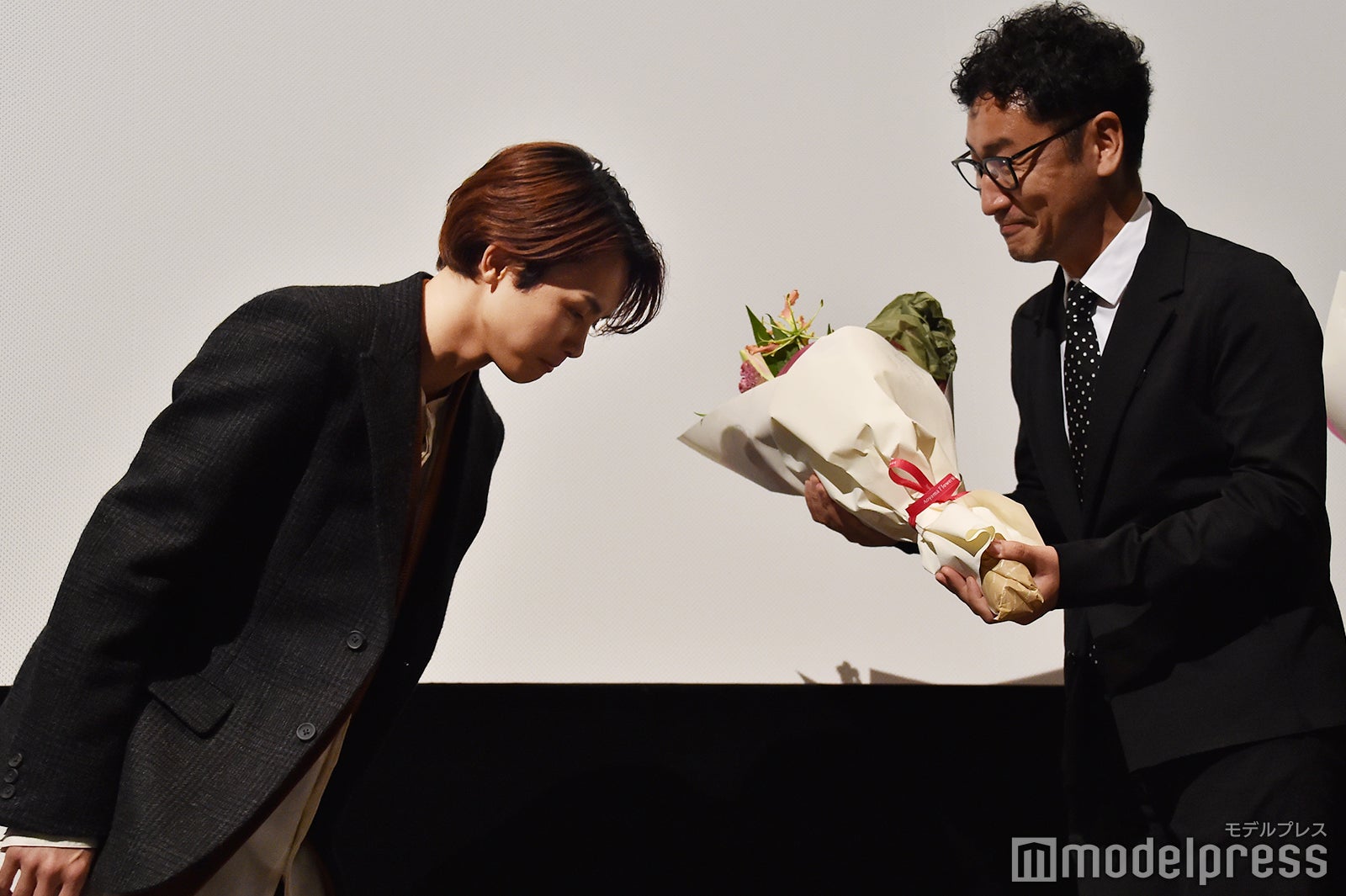監督に花束を渡すタクヤ （C）モデルプレス