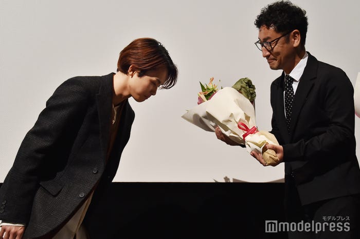 監督に花束を渡すタクヤ (C)モデルプレス