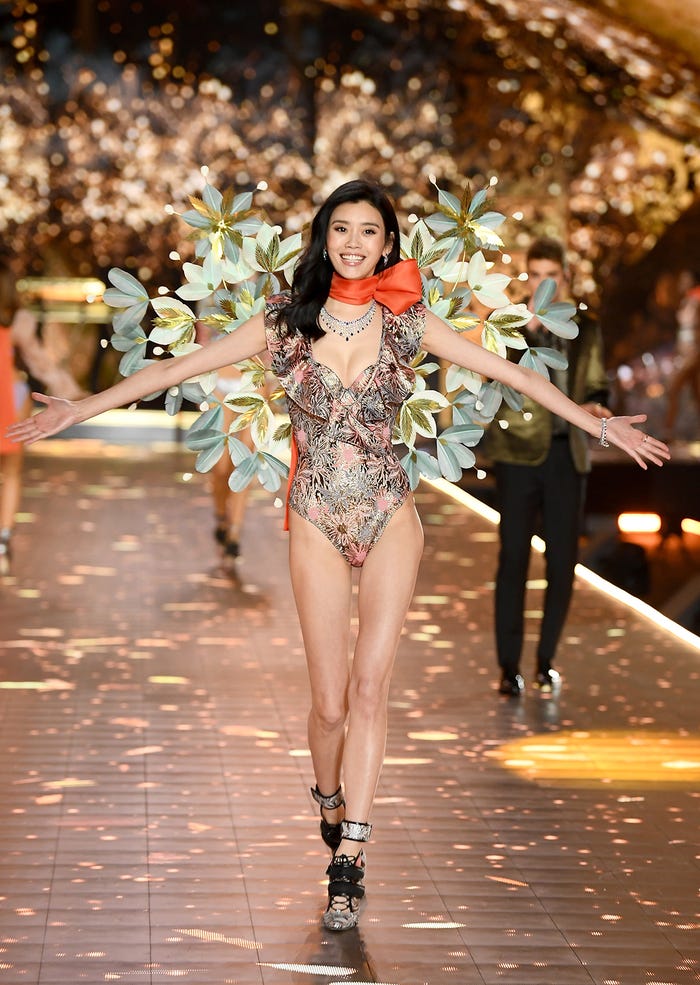 ランウェイで倒れた中国モデル ミン シー 笑顔でリベンジ果たす ヴィクトリアズ シークレット ファッションショー18 モデルプレス