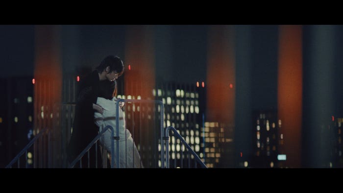 綾野剛/CM「旅だち」篇より(提供写真)