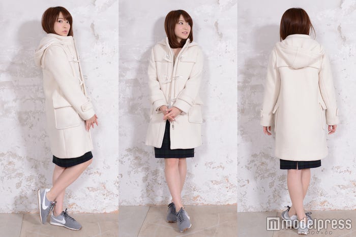ホワイトのロング丈ダッフルに、トレンドのグレースニーカーで外し(C)モデルプレス