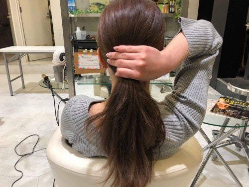 低い位置でポニーテールを作る