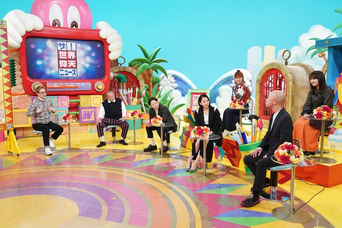 (前列左から)中居正広、笑福亭鶴瓶、阿部サダヲ、河北麻友子、小峠英二(後列左から)村上佳菜子、吉住(C)日本テレビ