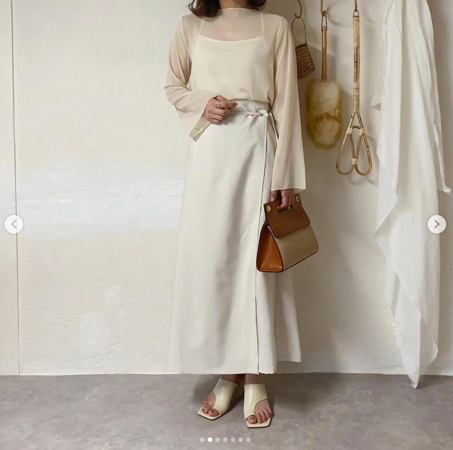 シアーブラウス×ロングスカートの淡色コーデ
