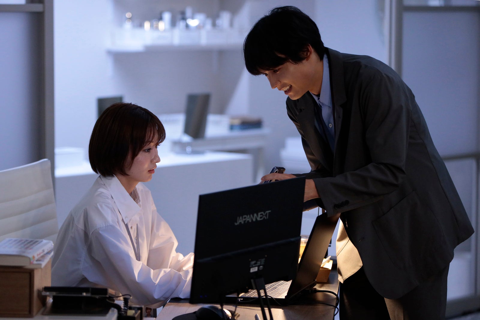 岡崎紗絵、松村北斗「告白－25年目の秘密－」第1話（C）日本テレビ