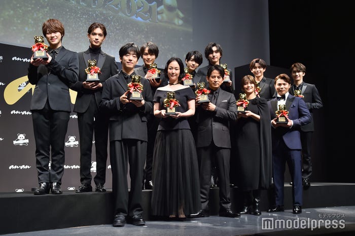 (前列左から)DJ松永、黒木華、岡田准一、阿部詩、阿部一二三(後列左から)なにわ男子/大橋和也、高橋恭平、大西流星、西畑大吾、道枝駿佑、長尾謙杜、藤原丈一郎(C)モデルプレス