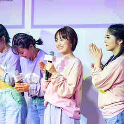 （左から3番目）高橋愛／「mini 大忘年会2019」（画像提供：宝島社）