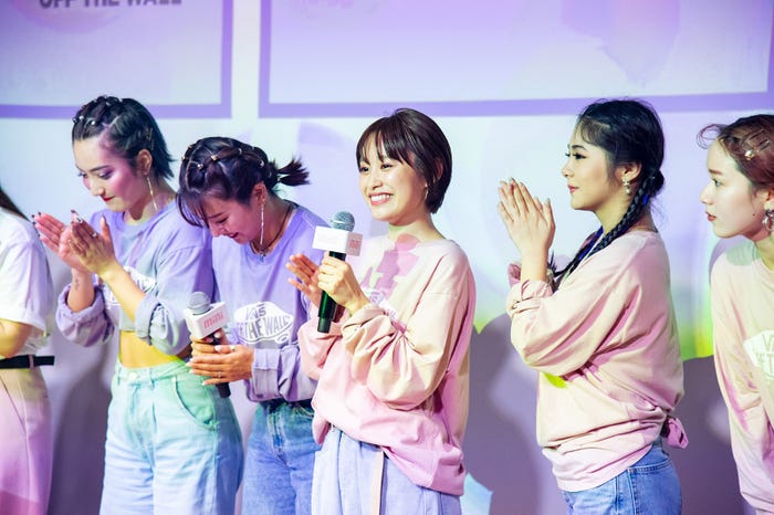 (左から3番目)高橋愛/「mini 大忘年会2019」(画像提供:宝島社)