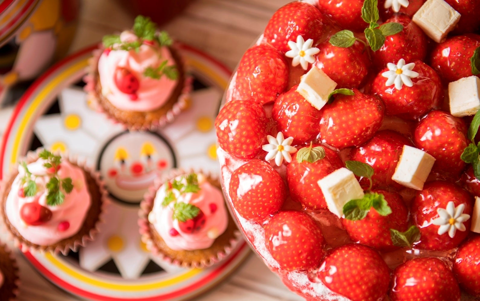 魅惑のストロベリーサーカス／画像提供：大阪ヒルトン株式会社