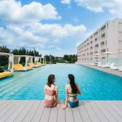 「星野リゾート BEB5沖縄瀬良垣」ガゼボ付きプールに溜まり場エリア、ピッツァ名物カフェ併設