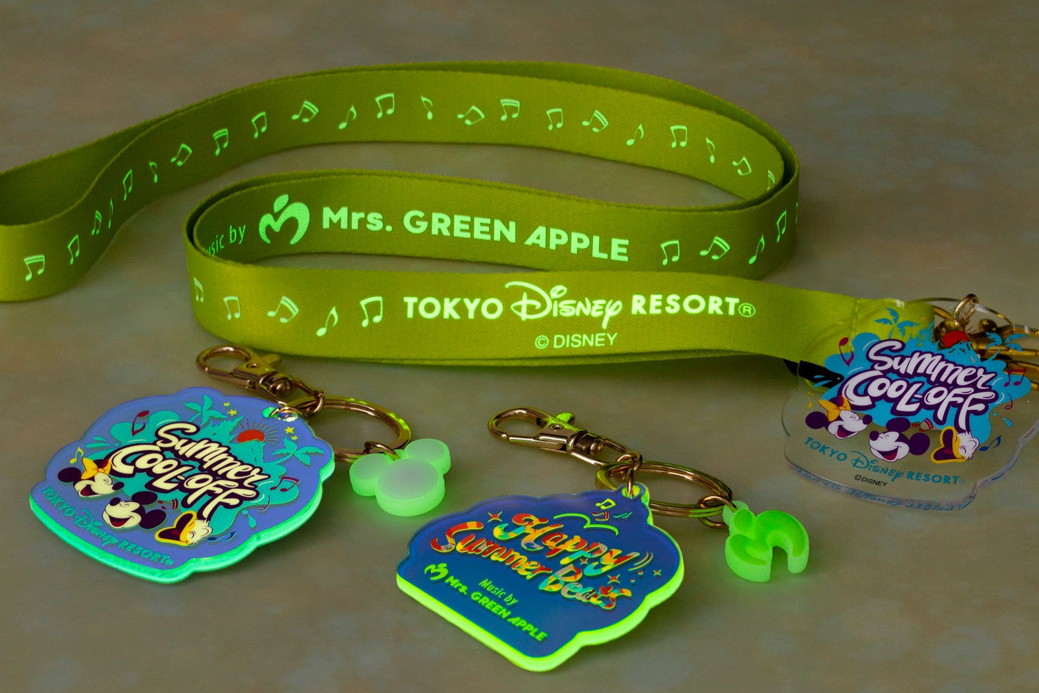 ※ネックストラップとキーチェーンセットの光る様子のイメージ画像（C）Disney