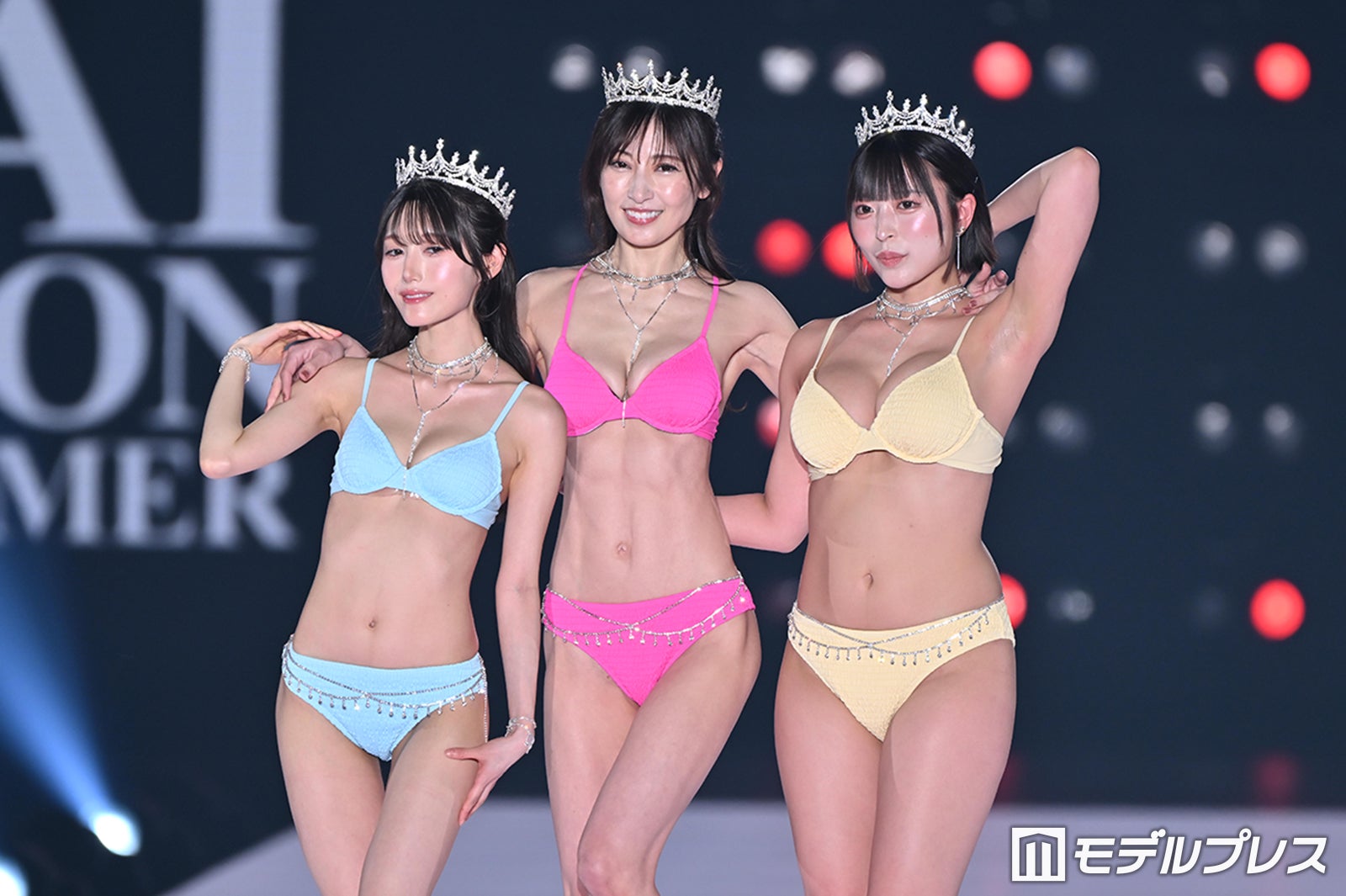 熊田曜子・村雨芙美・ 柚乃りか、ビキニ姿で美ボディ全開 コート脱ぎ捨てSEXYポージング【関コレ2026S/S】