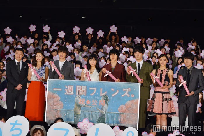 (左から)村上正典監督、高橋春織、松尾太陽、川口春奈、山崎賢人、上杉柊平、古畑星夏、戸次重幸 (C)モデルプレス