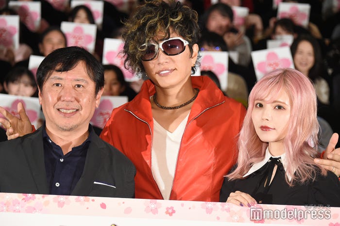 (左から)武内英樹監督、GACKT、益若つばさ(C)モデルプレス