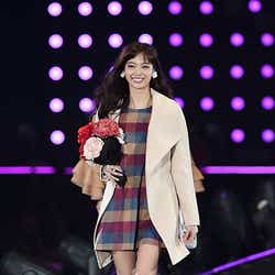モデルプレス - 新川優愛、極上ミニワンピで“股下80cm”美脚全開<TGC2015A/W>