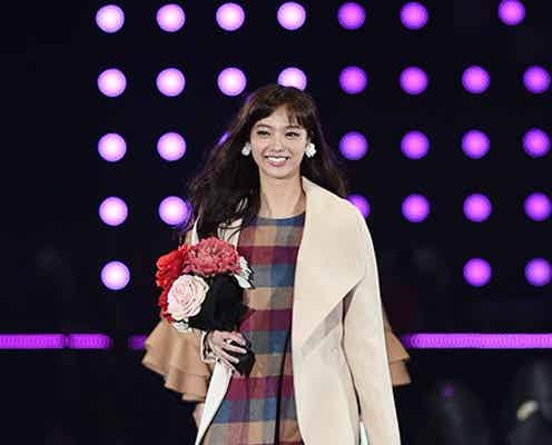 新川優愛、極上ミニワンピで“股下80cm”美脚全開<TGC2015A/W>