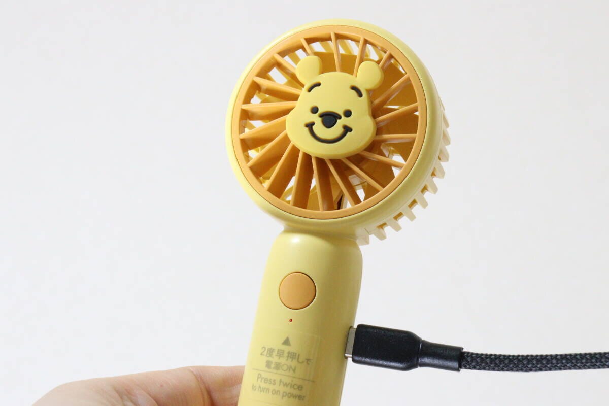 ダイソー ミニ扇風機、充電式、クリップスタンド付(くまのプーさん) ダイソーのミニ扇風機、充電式、クリップスタンド付(くまのプーさん)を充電