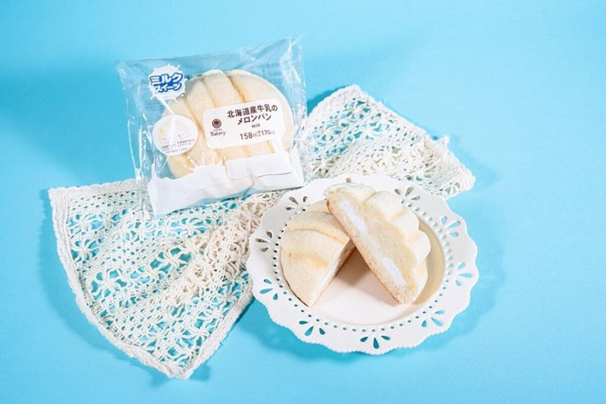 袋入りの北海道産牛乳のメロンパンと、皿に盛られた断面 袋入りの北海道産牛乳のメロンパンと、皿に盛られた断面