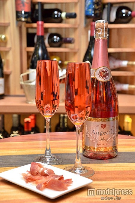 ロゼスパークリング＋生ハム￥1，000※スタンディングのみ