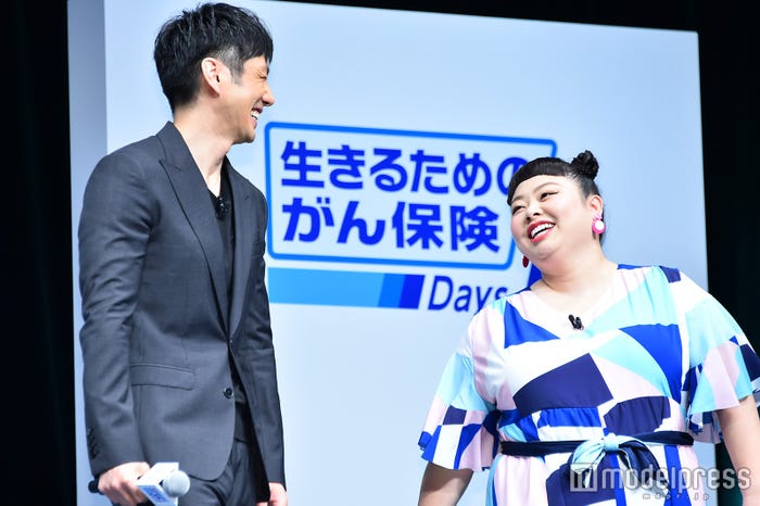 目を合わせる西島秀俊&渡辺直美(C)モデルプレス