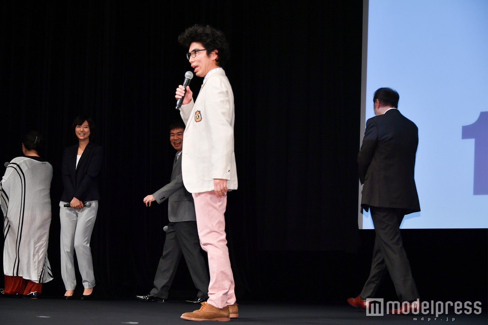 取り残される片桐仁 （C）モデルプレス