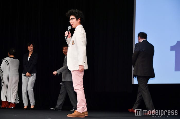 取り残される片桐仁 (C)モデルプレス