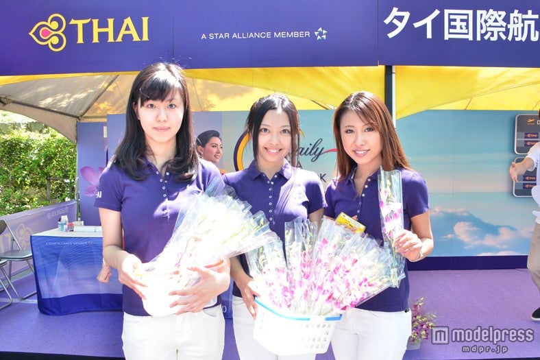 オーキッド（蘭）の花束を配るサービスも