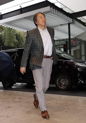巨人・松井新監督「これから頑張っていきましょうっていう感じで」 G球場電撃訪問でナインと対面「トレーナー室で西舘選手が爆睡してたし」と笑わせる